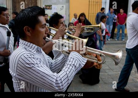 Oaxaca, Mexiko, Nordamerika. Feierlichkeiten zum Tag der Toten. Street Orchestra spielt für eine Kinderparade, Prozession, 'Comparsa'. Stockfoto