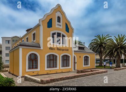 Fassade des Altdeutschen Amtsgerichtsgebäudes in Swakopmund, Namibia Stockfoto