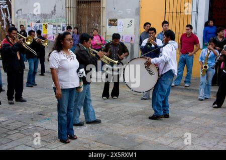 Oaxaca, Mexiko, Nordamerika. Feierlichkeiten zum Tag der Toten. Street Orchestra spielt für eine Kinderparade, Prozession, 'Comparsa'. Stockfoto