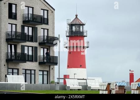 11.05.2024 Uhr Museumshafen in Büsum im Landkreis Dithmarschen in Schleswig-Holstein steht der alte Leuchtturm. Büsum Schleswig-Holstein Deutschland *** 11 05 2024 am Museumshafen in Büsum im Landkreis Dithmarschen in Schleswig Holstein steht der alte Leuchtturm Büsum Schleswig Holstein Deutschland Stockfoto