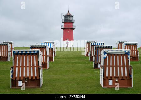 11.05.2024 Uhr Museumshafen in Büsum im Landkreis Dithmarschen in Schleswig-Holstein steht der alte Leuchtturm. Auf dem Deich stehen Strandkörbe. Büsum Schleswig-Holstein Deutschland *** 11 05 2024 am Museumshafen in Büsum im Landkreis Dithmarschen in Schleswig Holstein steht der alte Leuchtturm am Deich liegen Liegen Büsum Schleswig Holstein Deutschland Stockfoto