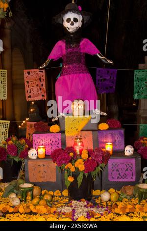 Oaxaca, Mexiko, Nordamerika. Feierlichkeiten zum Tag der Toten. Altardekoration. Stockfoto