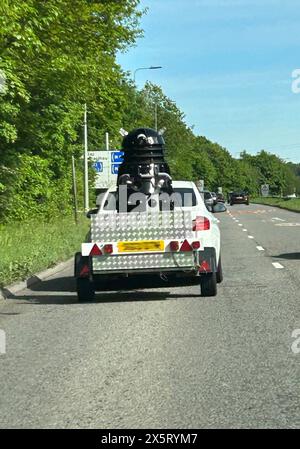 Cardiff, Großbritannien. Mai 2024. Ein Dalek ist heute Morgen am Samstag, den 11. Mai 2024, auf der Rückseite eines Trailers zu sehen, der in der Nähe der M4 vor Cardiff, Südwales transportiert wird, Bild von Ioan Dyer/Andrew Orchard/Alamy Live News Stockfoto