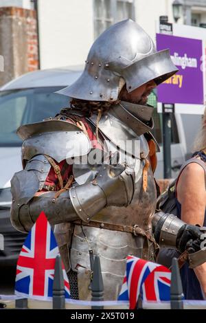 Bartmann ein Mitglied der mittelalterlichen Nachstellergruppe The Suffolk Knights in voller Metallrüstung einschließlich Helm mit Visier, Gorget und Kürass. Stockfoto