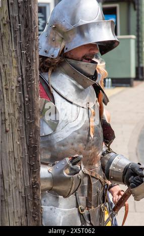 Bartmann ein Mitglied der mittelalterlichen Nachstellergruppe The Suffolk Knights in voller Metallrüstung einschließlich Helm mit Visier, Gorget und Kürass. Stockfoto