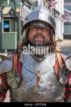 Bartmann ein Mitglied der mittelalterlichen Nachstellergruppe The Suffolk Knights in voller Metallrüstung einschließlich Helm mit Visier, Gorget und Kürass. Stockfoto