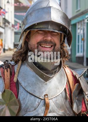 Bartmann ein Mitglied der mittelalterlichen Nachstellergruppe The Suffolk Knights in voller Metallrüstung einschließlich Helm mit Visier, Gorget und Kürass. Stockfoto