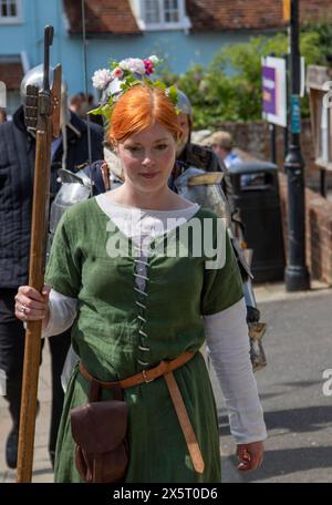 Frau, Mitglied der mittelalterlichen Nachstellung der Suffolk Swords, die an einer Hochzeit in der Unitarischen Kirche in Framlingham Suffolk teilnahm. Stockfoto