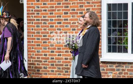 In Framlingham, einer Marktstadt in Suffolk, findet eine unkonventionelle Hochzeit mit lila Motiven statt und in der Unitarischen Kirche mit der hübschen Grim Border Morris Side Stockfoto