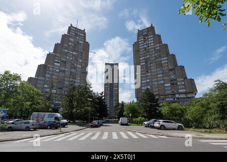 Fahrzeuge vor dem östlichen Tor, 3 Gebäude im brutalistischen Stil auf der Ostseite von Belgrad. Mai 2024. Stockfoto