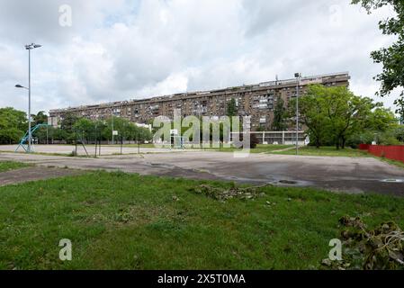 Brutalistische Architektur in Belgrad mit einem gemeinschaftlichen Erholungspark davor. Mai 2024. Stockfoto