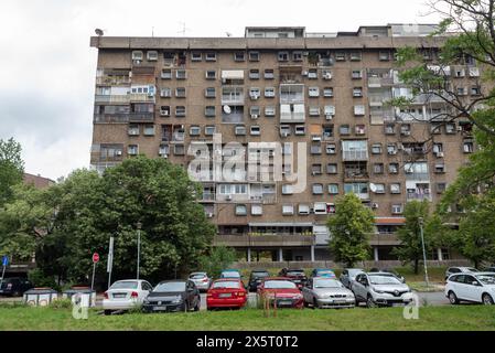 Brutalistische Architektur in einem wohnblock auf der westlichen Seite von Belgrad. Mit Fenstern, die wie alte fernsehbildschirme aussehen. Mai 2024. Stockfoto