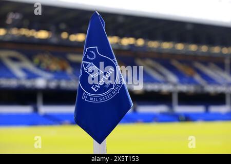 Goodison Park, Liverpool, Großbritannien. Mai 2024. Premier League Football, Everton gegen Sheffield United; das Everton FC Vereinswappen auf einer Eckfahne am Gwladys Street End Credit: Action Plus Sports/Alamy Live News Stockfoto