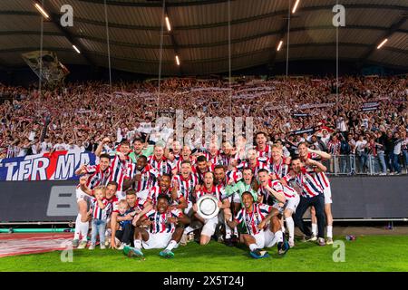 TILBURG, NIEDERLANDE - 10. MAI: Joshua Smits von Willem II, Connor van den Berg von Willem II, Maarten Schut von Willem II, Freek Heerkens von Willem II, Erik Schouten von Willem II, Runar Thor Sigurgeirsson von Willem II, Valentino Vermeulen von Willem II, Rob Nizet von Willem II. Raffael Behounek von Willem II, Tommy St. Jago von Willem II, Amine Lachkar von Willem II, Niels van Berkel von Willem II, Matthias Verreth von Willem II, Max de Waal von Willem II, Ringo Meerveld von Willem II, Dani Mathieu von Willem II, Jesse Bosch von Willem II, Nick Doodeman von Willem II, Jeredy Hilterman von Willem II, Max Svenss Stockfoto