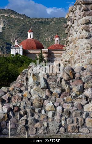 Mitla, Oaxaca, Mexiko. Kirche San Pablo von den Ruinen des zweiten Hofes aus gesehen. Stockfoto