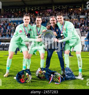 TILBURG, NIEDERLANDE - 10. MAI: Connor van den Berg aus Willem II., Maarten Schut aus Willem II., Torhüter Peter den Otter und Joshua Smits aus Willem II. posierten mit Trophäe nach dem niederländischen Keuken Kampioen Divisie Spiel zwischen Willem II. und Telstar im Koning Willem II. Stadion am 10. Mai 2024 in Tilburg, Niederlande. (Foto von Joris Verwijst/Orange Pictures) Credit: Orange Pics BV/Alamy Live News Stockfoto