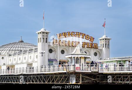 Touristen zahlen 1 £ für den Besuch des Brighton Palace Pier, um die berühmte 125 Jahre alte Attraktion zu erhalten. Nach 40 Jahren freien Eintritts steigen die Kosten seit der COVID-Pandemie in Brighton Pier ab dem 25. Mai zu Spitzenzeiten eine Eintrittsgebühr von 1 £. Brighton Pier, East Sussex, Großbritannien. Quelle: Reppans/Alamy Live News Stockfoto