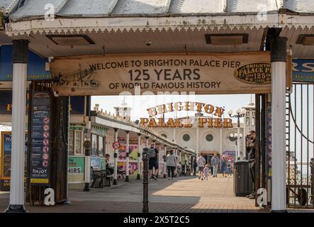 Touristen zahlen 1 £ für den Besuch des Brighton Palace Pier, um die berühmte 125 Jahre alte Attraktion zu erhalten. Nach 40 Jahren freien Eintritts steigen die Kosten seit der COVID-Pandemie in Brighton Pier ab dem 25. Mai zu Spitzenzeiten eine Eintrittsgebühr von 1 £. Brighton Pier, East Sussex, Großbritannien. Quelle: Reppans/Alamy Live News Stockfoto