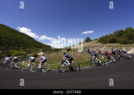 Italia. Mai 2024. Das Paket fährt Fahrten während der 8. Etappe des Giro d’Italia von Spoleto nach Prati di Tivo, 11. Mai 2024 Italien. (Foto: Fabio Ferrari/LaPresse) Credit: LaPresse/Alamy Live News Stockfoto