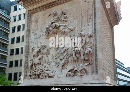 London, Vereinigtes Königreich - 30. Juni 2010 : The Monument to the Great Fire of London. Das Relief auf der Basis des Monuments von Caius Gabriel Cibber Stockfoto