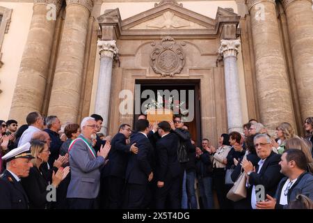 Partinico, Italien. Mai 2024. I funerali di Ignazio Giordano, l'operaio morto nella strage sul lavoro a Casteldaccia, nella chiesa madre di Partinico in der Provinz Palermo - cronaca - sabato 11 maggio 2024 (Foto Alberto Lo Bianco/LaPresse) die Beerdigung von Ignazio Giordano, dem in Casteldaccia verstorbenen Arbeiter, in der Kirche in Partinico - News - Samstag, 11. Mai 2024 (Foto Alberto Lo Bianco/LaPresse) Credit: LaPresse/Alamy Live News Stockfoto