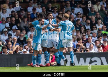Die Spieler von Mancheter City feiern ihr erstes Tor während des Premier League-Spiels zwischen Fulham und Manchester City im Craven Cottage, London, England am 11. Mai 2024. Foto: Grant Winter. Nur redaktionelle Verwendung, Lizenz für kommerzielle Nutzung erforderlich. Keine Verwendung bei Wetten, Spielen oder Publikationen eines einzelnen Clubs/einer Liga/eines Spielers. Quelle: UK Sports Pics Ltd/Alamy Live News Stockfoto