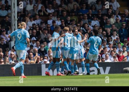 Die Spieler von Mancheter City feiern ihr erstes Tor während des Premier League-Spiels zwischen Fulham und Manchester City im Craven Cottage, London, England am 11. Mai 2024. Foto: Grant Winter. Nur redaktionelle Verwendung, Lizenz für kommerzielle Nutzung erforderlich. Keine Verwendung bei Wetten, Spielen oder Publikationen eines einzelnen Clubs/einer Liga/eines Spielers. Quelle: UK Sports Pics Ltd/Alamy Live News Stockfoto