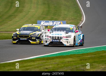 Scott Sumpton 29 Restart Racing und Daryl Deleon 18 Unlimited Motorsport Free Practice 1 Brands Hatch Indy während der BTCC British Touring Car Championship in Brands Hatch Indy, Longfield, England am 11. Mai 2024. Foto von Chris Williams. Nur redaktionelle Verwendung, Lizenz für kommerzielle Nutzung erforderlich. Keine Verwendung bei Wetten, Spielen oder Publikationen eines einzelnen Clubs/einer Liga/eines Spielers. Quelle: UK Sports Pics Ltd/Alamy Live News Stockfoto