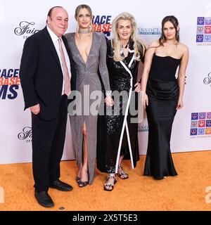CENTURY CITY, LOS ANGELES, KALIFORNIEN, USA – 10. MAI: Ken Rickel, Isabella Rickel, Nancy Davis und Mariella Rickel kommen am 31. Annual Race to Erase MS Gala 2024 an der Fairmont Century Plaza am 10. Mai 2024 in Century City, Los Angeles, Kalifornien, USA. (Foto: Xavier Collin/Image Press Agency) Stockfoto