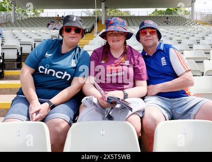 Cricket-Fans vor dem ersten IT20-Spiel der Frauen in Edgbaston, Birmingham. Bilddatum: Samstag, 11. Mai 2024. Stockfoto