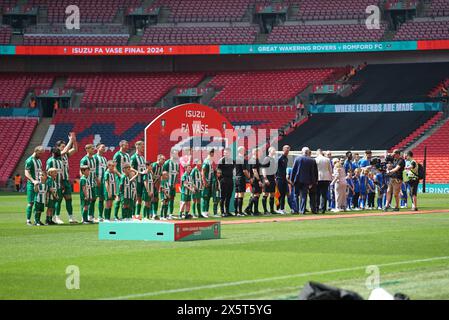 London, Großbritannien. Mai 2024. Beide Teams vor dem Finale der Great Wakering Rovers FC gegen Romford FC FA Vase im Wembley Stadium, London, England, Großbritannien am 11. Mai 2024 Credit: Every Second Media/Alamy Live News Stockfoto