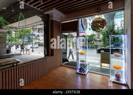 Bangkok, Thailand. Mai 2024. Ein Blick aus dem Inneren der Cannabis-Apotheke von Zaza Asia und dem Unkrautladen zur Sukhumvit Road mit ihren Cannabis-Gummigummis in Schaufenstern in Bangkok. Thailands Premierministerin Srettha Thavisin will Cannabis bis zum Jahresende als Betäubungsmittel umklassifizieren und seine Entkriminalisierung vor zwei Jahren rückgängig machen. Seit der Entkriminalisierung im Juni 2022 ist die thailändische Marihuana-Industrie mit Tausenden von Ausgabestellen und ausländischen Investitionen in High-Tech-Cannabisfarmen rasant gewachsen. Quelle: SOPA Images Limited/Alamy Live News Stockfoto