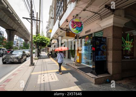 Bangkok, Thailand. Mai 2024. Blick auf die ZaZa Asia Cannabis-Apotheke und den Unkrautladen an der Sukhumvit Road in Bangkok. Thailands Premierministerin Srettha Thavisin will Cannabis bis zum Jahresende als Betäubungsmittel umklassifizieren und seine Entkriminalisierung vor zwei Jahren rückgängig machen. Seit der Entkriminalisierung im Juni 2022 ist die thailändische Marihuana-Industrie mit Tausenden von Ausgabestellen und ausländischen Investitionen in High-Tech-Cannabisfarmen rasant gewachsen. Quelle: SOPA Images Limited/Alamy Live News Stockfoto