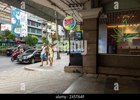 Bangkok, Thailand. Mai 2024. Touristen werden vor der ZaZa Asia Cannabis-Apotheke und dem Unkrautladen auf der Sukhumvit Road in Bangkok vorbeifahren sehen. Thailands Premierministerin Srettha Thavisin will Cannabis bis zum Jahresende als Betäubungsmittel umklassifizieren und seine Entkriminalisierung vor zwei Jahren rückgängig machen. Seit der Entkriminalisierung im Juni 2022 ist die thailändische Marihuana-Industrie mit Tausenden von Ausgabestellen und ausländischen Investitionen in High-Tech-Cannabisfarmen rasant gewachsen. Quelle: SOPA Images Limited/Alamy Live News Stockfoto