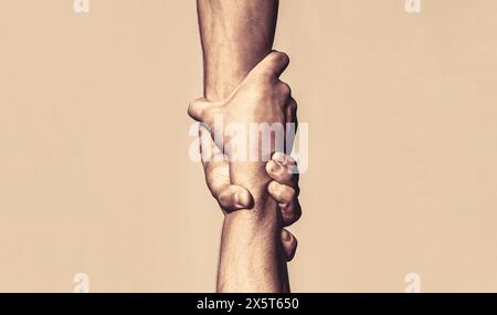 Hilfe Hand ausgestreckt, isolierter Arm, Rettung. Nahaufnahme der Hilfeseite Stockfoto