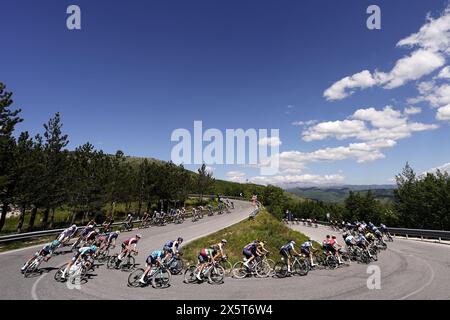 Italia. Mai 2024. Das Paket fährt Fahrten während der 8. Etappe des Giro d’Italia von Spoleto nach Prati di Tivo, 11. Mai 2024 Italien. (Foto: Fabio Ferrari/LaPresse) Credit: LaPresse/Alamy Live News Stockfoto