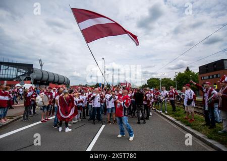 Ostrava, Tschechische Republik. Mai 2024. März der lettischen Fans vor dem Spiel Lettland gegen Polen Gruppe B der IIHF Weltmeisterschaft 2024 in Ostrava, Tschechien, am 11. Mai 2024. Quelle: Vladimir Prycek/CTK Photo/Alamy Live News Stockfoto