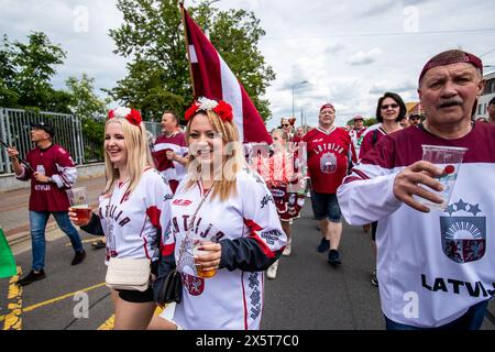 Ostrava, Tschechische Republik. Mai 2024. März der lettischen Fans vor dem Spiel Lettland gegen Polen Gruppe B der IIHF Weltmeisterschaft 2024 in Ostrava, Tschechien, am 11. Mai 2024. Quelle: Vladimir Prycek/CTK Photo/Alamy Live News Stockfoto