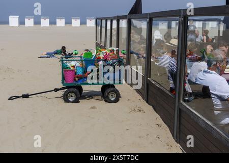 Oostduinkerke, Belgien. Mai 2024. Die Menschen genießen die Sonne an der belgischen Küste in Oostduinkerke, Freitag, den 10. Mai 2024. BELGA FOTO NICOLAS MAETERLINCK Credit: Belga News Agency/Alamy Live News Stockfoto