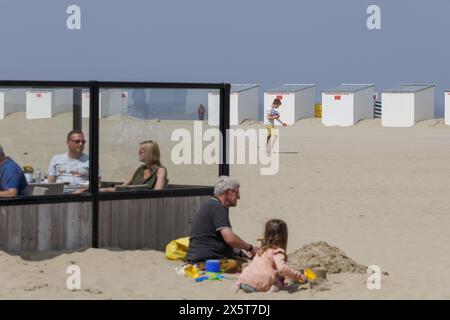 Oostduinkerke, Belgien. Mai 2024. Die Menschen genießen die Sonne an der belgischen Küste in Oostduinkerke, Freitag, den 10. Mai 2024. BELGA FOTO NICOLAS MAETERLINCK Credit: Belga News Agency/Alamy Live News Stockfoto