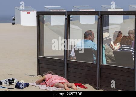 Oostduinkerke, Belgien. Mai 2024. Die Menschen genießen die Sonne an der belgischen Küste in Oostduinkerke, Freitag, den 10. Mai 2024. BELGA FOTO NICOLAS MAETERLINCK Credit: Belga News Agency/Alamy Live News Stockfoto