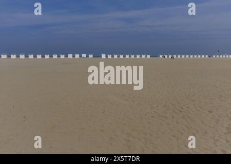 Oostduinkerke, Belgien. Mai 2024. Die Menschen genießen die Sonne an der belgischen Küste in Oostduinkerke, Freitag, den 10. Mai 2024. BELGA FOTO NICOLAS MAETERLINCK Credit: Belga News Agency/Alamy Live News Stockfoto