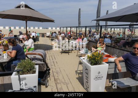 Oostduinkerke, Belgien. Mai 2024. Die Menschen genießen die Sonne an der belgischen Küste in Oostduinkerke, Freitag, den 10. Mai 2024. BELGA FOTO NICOLAS MAETERLINCK Credit: Belga News Agency/Alamy Live News Stockfoto