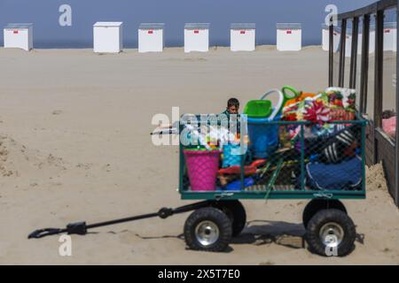 Oostduinkerke, Belgien. Mai 2024. Die Menschen genießen die Sonne an der belgischen Küste in Oostduinkerke, Freitag, den 10. Mai 2024. BELGA FOTO NICOLAS MAETERLINCK Credit: Belga News Agency/Alamy Live News Stockfoto