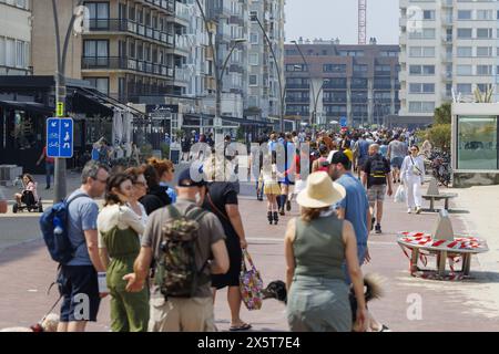 Oostduinkerke, Belgien. Mai 2024. Die Menschen genießen die Sonne an der belgischen Küste in Oostduinkerke, Freitag, den 10. Mai 2024. BELGA FOTO NICOLAS MAETERLINCK Credit: Belga News Agency/Alamy Live News Stockfoto