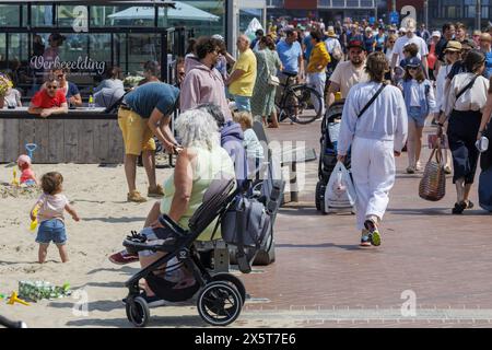 Oostduinkerke, Belgien. Mai 2024. Die Menschen genießen die Sonne an der belgischen Küste in Oostduinkerke, Freitag, den 10. Mai 2024. BELGA FOTO NICOLAS MAETERLINCK Credit: Belga News Agency/Alamy Live News Stockfoto