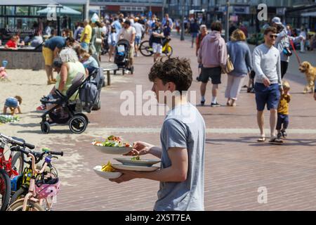 Oostduinkerke, Belgien. Mai 2024. Die Menschen genießen die Sonne an der belgischen Küste in Oostduinkerke, Freitag, den 10. Mai 2024. BELGA FOTO NICOLAS MAETERLINCK Credit: Belga News Agency/Alamy Live News Stockfoto