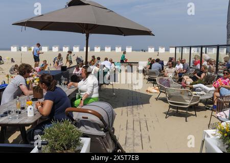 Oostduinkerke, Belgien. Mai 2024. Die Menschen genießen die Sonne an der belgischen Küste in Oostduinkerke, Freitag, den 10. Mai 2024. BELGA FOTO NICOLAS MAETERLINCK Credit: Belga News Agency/Alamy Live News Stockfoto