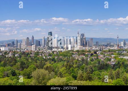 Die Frankfurter Skyline beim Blick vom Goetheturm ziehen Wolken über die Frankfurter Bankenskyline hinweg. Frankfurt am Main Goetheturm Hessen Deutschland *** die Skyline von Frankfurt Wolken driften über die Skyline des Frankfurter Bankensektors vom Goetheturm Frankfurt am Main Goetheturm Hessen Deutschland 2025-05-11 ffm Skyline 03 Stockfoto