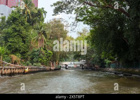 Bangkok, Thailand - 31. Januar 2024: Fahrt mit einem Schnellboot auf dem Khlong Saen Saep. Stockfoto
